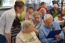 Mieszkaniec czytający poezję