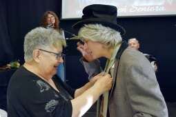 Mieszkanka oraz instruktorka w trakcie konkursu „ubieramy dziadka”