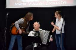 Instruktorzy prowadzący spotkanie wraz z akordeonistą