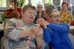 Dwie rozbawione, śpiewające Mieszkanki