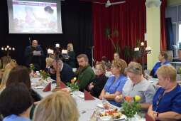 Uczestnicy spotkania w trakcie przyjmowania życzeń przesłanych przez władze miasta i MOPS.