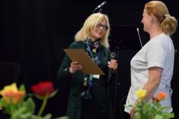 Pani Dyrektor wręczająca list gratulacyjny