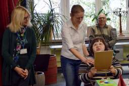 Mieszkanka przekazująca Dyrektorowi Domu okolicznościowe życzenia 