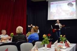 Instruktorka podczas prezentacji piosenki