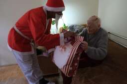 DSCF1429.jpg-Mikołajkowy finał pełen wzruszeń w Domu Helclów.
