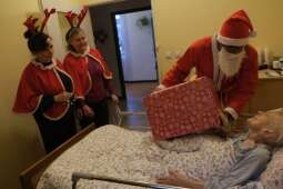 DSCF1439.jpg-Mikołajkowy finał pełen wzruszeń w Domu Helclów.