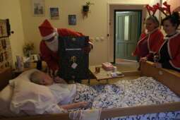 DSCF1443.jpg-Mikołajkowy finał pełen wzruszeń w Domu Helclów.