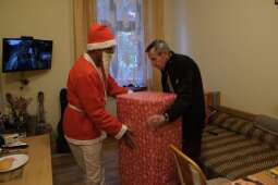 DSCF1446.jpg-Mikołajkowy finał pełen wzruszeń w Domu Helclów.