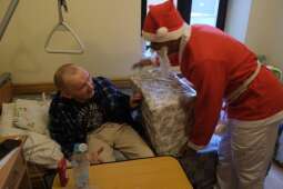 DSCF1455.jpg-Mikołajkowy finał pełen wzruszeń w Domu Helclów.