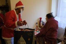 DSCF1470.jpg-Mikołajkowy finał pełen wzruszeń w Domu Helclów.