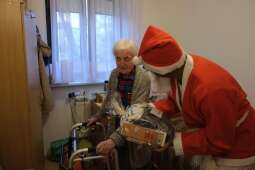 DSCF1479.jpg-Mikołajkowy finał pełen wzruszeń w Domu Helclów.