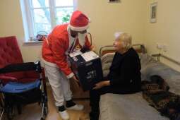 DSCF1484.jpg-Mikołajkowy finał pełen wzruszeń w Domu Helclów.