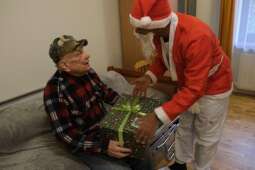 DSCF1493.jpg-Mikołajkowy finał pełen wzruszeń w Domu Helclów.