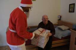 DSCF1499.jpg-Mikołajkowy finał pełen wzruszeń w Domu Helclów.