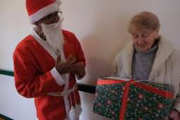 DSCF1502.jpg-Mikołajkowy finał pełen wzruszeń w Domu Helclów.