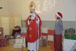 DSCF1521.jpg-Mikołajkowy finał pełen wzruszeń w Domu Helclów.