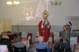 DSCF1525.jpg-Mikołajkowy finał pełen wzruszeń w Domu Helclów.