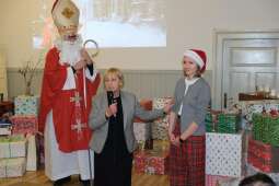 DSCF1529.jpg-Mikołajkowy finał pełen wzruszeń w Domu Helclów.