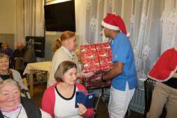 DSCF1535.jpg-Mikołajkowy finał pełen wzruszeń w Domu Helclów.