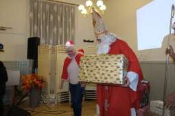 DSCF1537.jpg-Mikołajkowy finał pełen wzruszeń w Domu Helclów.