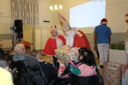 DSCF1545.jpg-Mikołajkowy finał pełen wzruszeń w Domu Helclów.