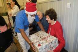 DSCF1549.jpg-Mikołajkowy finał pełen wzruszeń w Domu Helclów.