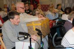 DSCF1576.jpg-Mikołajkowy finał pełen wzruszeń w Domu Helclów.