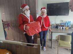 IMG-20251205-WA0053.jpg-Mikołajkowy finał pełen wzruszeń w Domu Helclów.