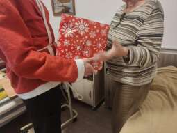 IMG-20251205-WA0081.jpg-Mikołajkowy finał pełen wzruszeń w Domu Helclów.