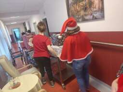 IMG-20251205-WA0101.jpg-Mikołajkowy finał pełen wzruszeń w Domu Helclów.