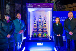 PW_647_ 015_fot. Piotr Wojnarowski.jpg-szopka, PLL lOT, odsłonięcie, zdjęcia