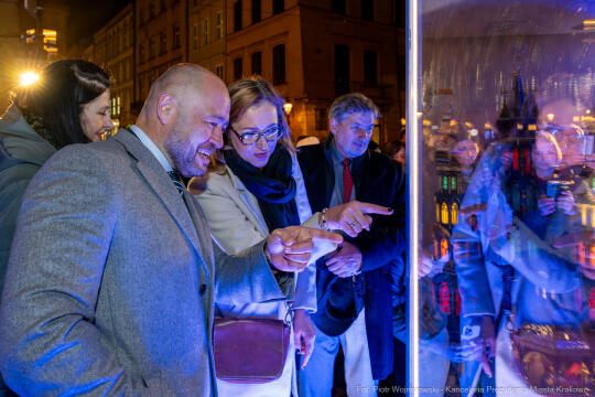 PW_647_ 017_fot. Piotr Wojnarowski.jpg-szopka, PLL lOT, odsłonięcie, zdjęcia