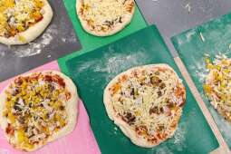 Na zdjęciu pizze tuż przed włożeniem do pieca