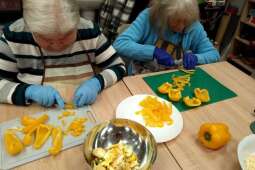 Na zdjęciu Mieszkanki kroją paprykę. Autor zdjęcia - pracownik DPS.