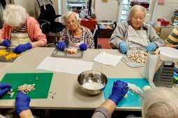 Na zdjęciu Mieszkanki kroją paprykę, pieczarki oraz szynkę. 