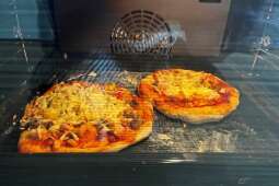 Na zdjęciu dwie upieczone pizze w piekarniku.