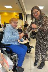 Na zdjęciu Pani Dyrektor DPS im. Jana Pawła II w Krakowie wręcza dyplom mieszkance za udział w konkursie