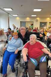 Na zdjęciu mieszkanki wraz z terapeutką zajęciową podczas konkursu "Jesienny bukiet".