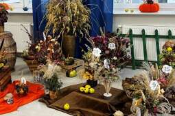 Na zdjęciu wyeksponowane prace konkursowe Jesienny bukiet 