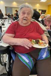 Na zdjęciu mieszkanka podczas poczęstunku