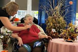 Na zdjęciu mieszkanka opowiada o pracy konkursowej 