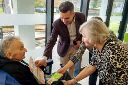 Na zdjęciu Dyrektor oraz Stowarzyszenie Radosny Senior wręcza upominek solenizantowi