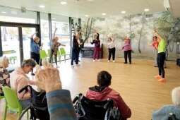 Na zdjęciu Stowarzyszenie Radosny Senior prowadzi taniec zumba dla Mieszkańców.