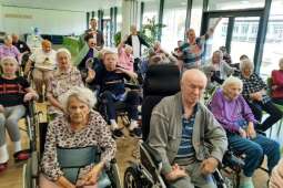 Na zdjęciu Mieszkańcy ćwiczą na siedząco do tańca prowadzonego przez Stowarzyszenie Radosny Senior. 