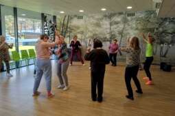 Na zdjęciu wspólny taniec Mieszkańców wraz ze Stowarzyszeniem Radosny Senior. 