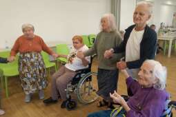 Na zdjęciu wspólny taniec Mieszkańców chodzących z Mieszkankami na wózkach