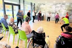 Na zdjęciu Stowarzyszeni Radosny Senior przedstawia taniec zumba dla naszych Mieszkańców. 