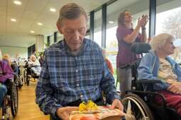 Na zdjęciu Mieszkaniec - solenizant, wpatruje się w swój urodzinowy upominek