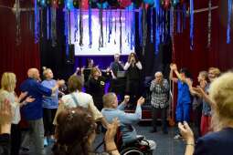 Uczestnicy balu w trakcie zabawy