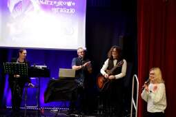 Dyrektor, duet muzyczny oraz prowadzący w trakcie powitania uczestników balu